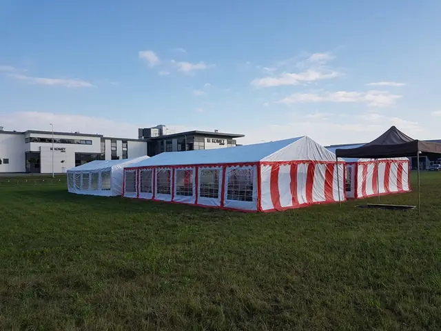 Biało-czerwony namiot na festynie