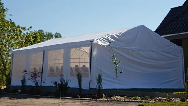Biały namiot imprezowy w ogrodzie
