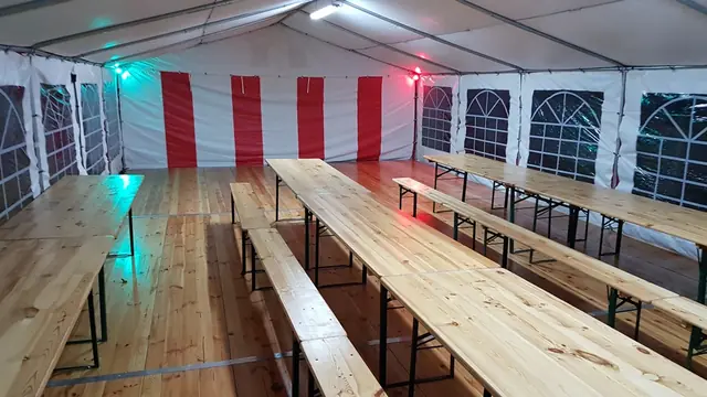 Komplety biesiadne w biało-czerwonym namiocie
