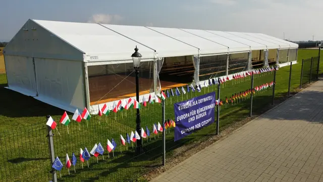 Duży namiot na festynie z flagami