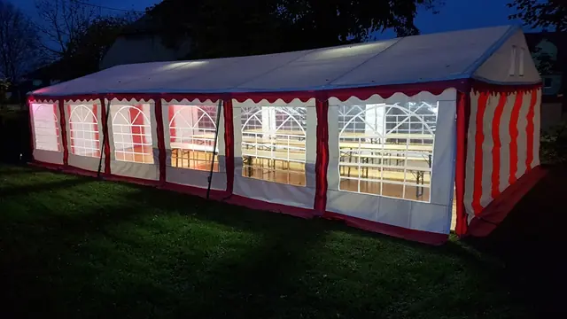 Biało-czerwony namiot oświetlony wieczorem