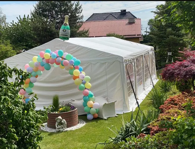 Namiot w przydomowym ogrodzie z bramą z balonów
