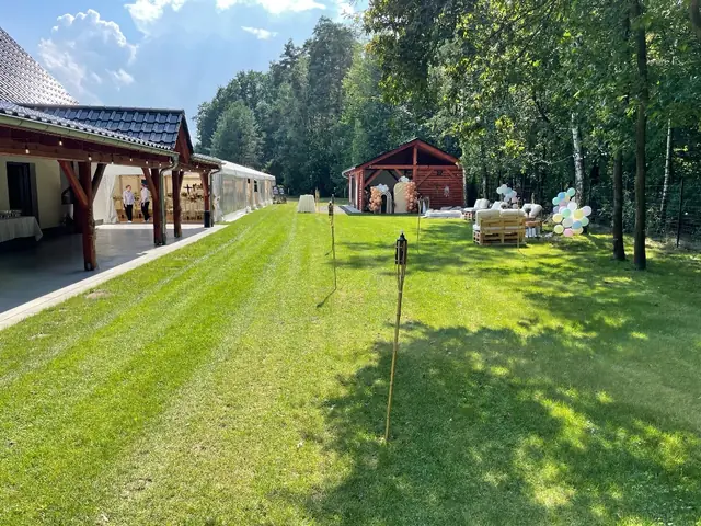 Ogród przygotowany na wesele w namiocie