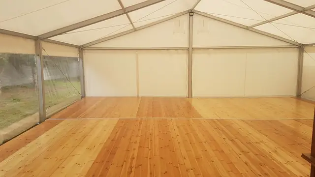 Drewniana lakierowana podłoga w pustym namiocie